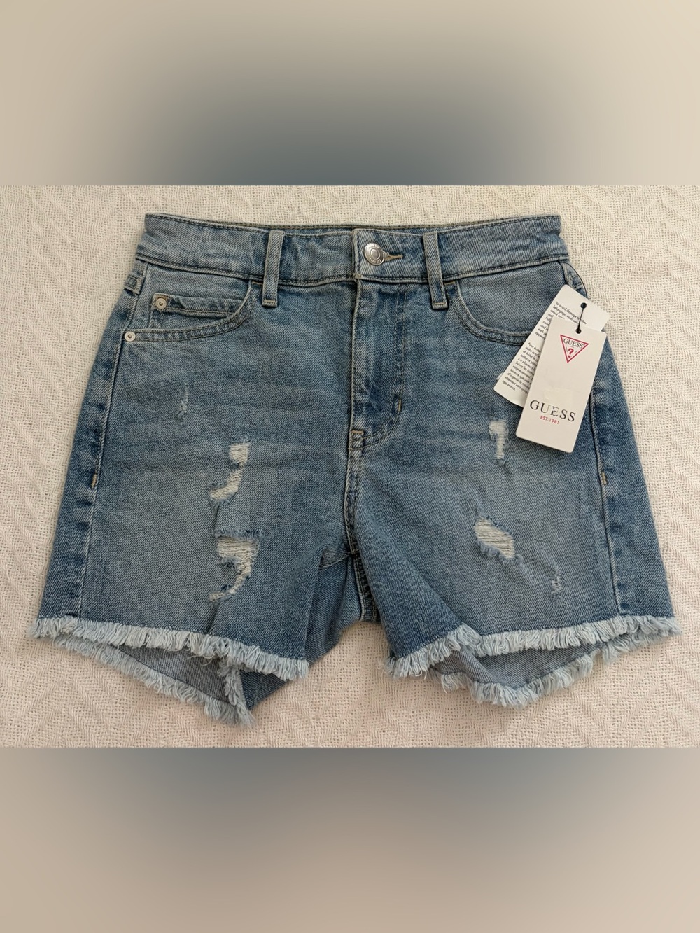 GUESS Women’s Light Blue Distressed Frayed Hem Denim Shorts.